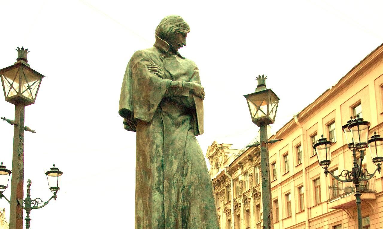 «Давайте зарубим себе на носу, пройдя от Сенной площади до памятника Гоголю, увидим места, &nbsp;вдохновившие автора на великие произведения, и почувствуем Санкт-Петербургъ собственным носом», — так организаторы приглашают участников на литературную прогулку-феерию, приуроченную к 210 годовщине рождения писателя.