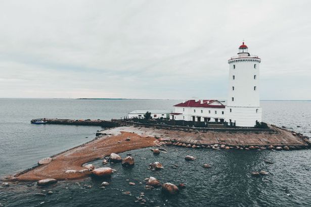 Маяки Петербурга и Ленинградской области — это яркие звезды на карте путешественника, настоящие символы надежды, уверенности и безопасности. Каждый из них — уникальная личность со своей захватывающей историей, неповторимой архитектурой и фантастическими окрестностями, которые так и манят в гости. Маяки Ленобласти