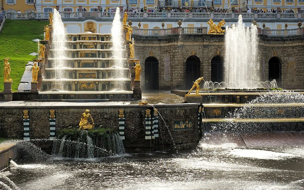 Весна — лучшее время выбраться из города. Собрали 15 мест в окрестностях Петербурга — от дворцов Петергофа до Выборга, куда легко добраться на электричке.