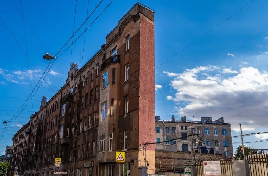 Знаменитый Дом-стена на Боровой улице