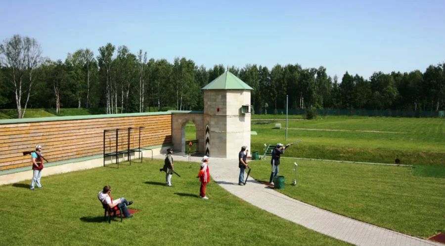 Открытая площадка стрелкового клуба «Олимпиец» с установками для стендовой стрельбы среди природного ландшафта парка Сосновка