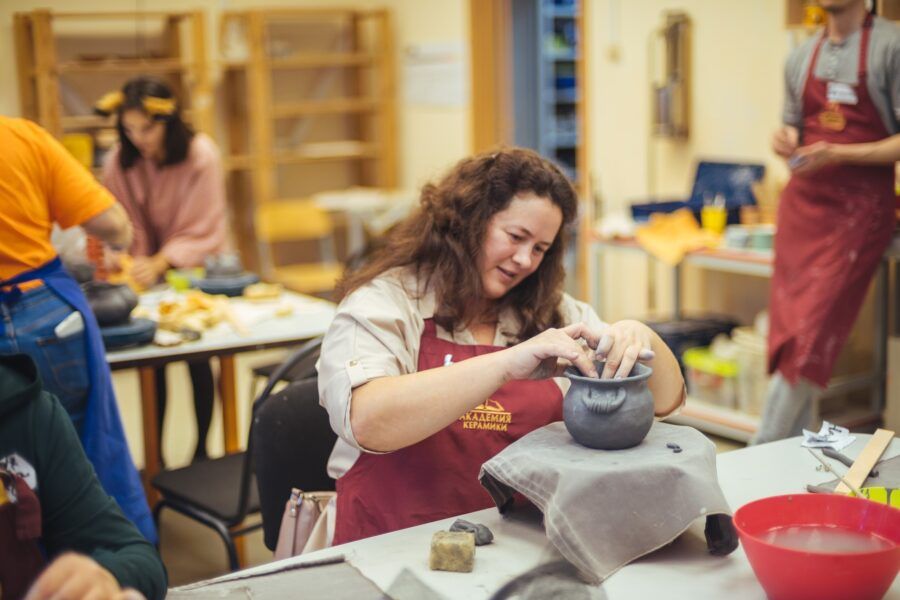 Питер Online нашел студии для тех, кто давно хочет поработать с деревом, металлом, глиной, тканью и стеклом. Совсем не обязательно иметь многолетний опыт и знания. Мастера с нуля обучат вас писать картины маслом, выдувать вазу, шить трендовую одежду, ковать из железа ножи, изготовлять ювелирные украшения и делать мебель из дерева.