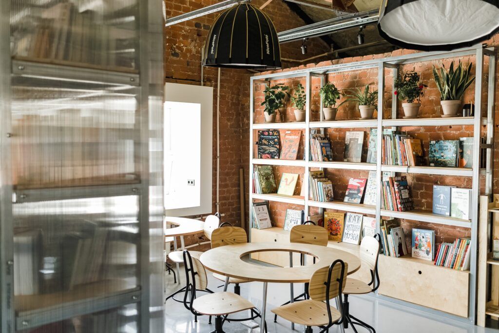 Вместо офиса и дома — комфортные и стильные рабочие пространства, где только вы, тишина и ноутбук. Ну и еще пара-тройка горящих дедлайнов, куда же без них. Питер Online составил подборку мест, где можно спокойно поработать, устроить совещания, провести занятия и подготовиться к экзаменам.