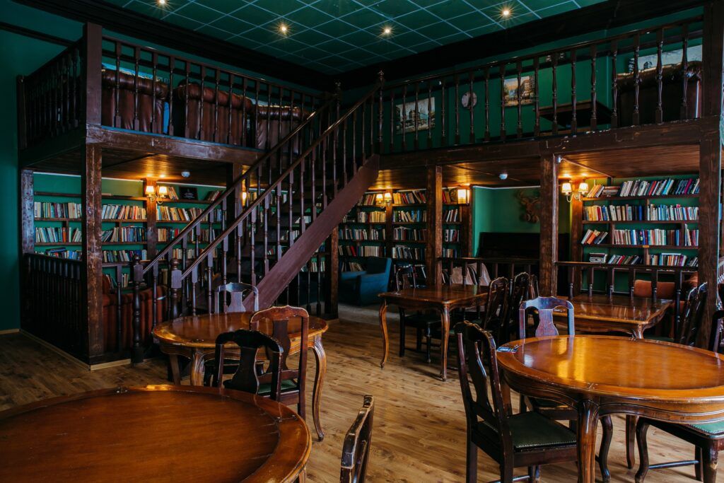 Исследуйте мир «Манчкина», «Уно», «Каркассона», «Диксита» и других захватывающих игр, посетив уютные кафе и игровые лофты в Петербурге. Выбирайте из списка лучших антикафе, где можно сыграть в «Мафию», сразиться в PlayStation, насладиться ароматным чаем по литрам и насладиться изысканными лакомствами. Полная информация о тарифах, адресах и режиме работы – в нашей подборке мест, где поиграть в настолки.