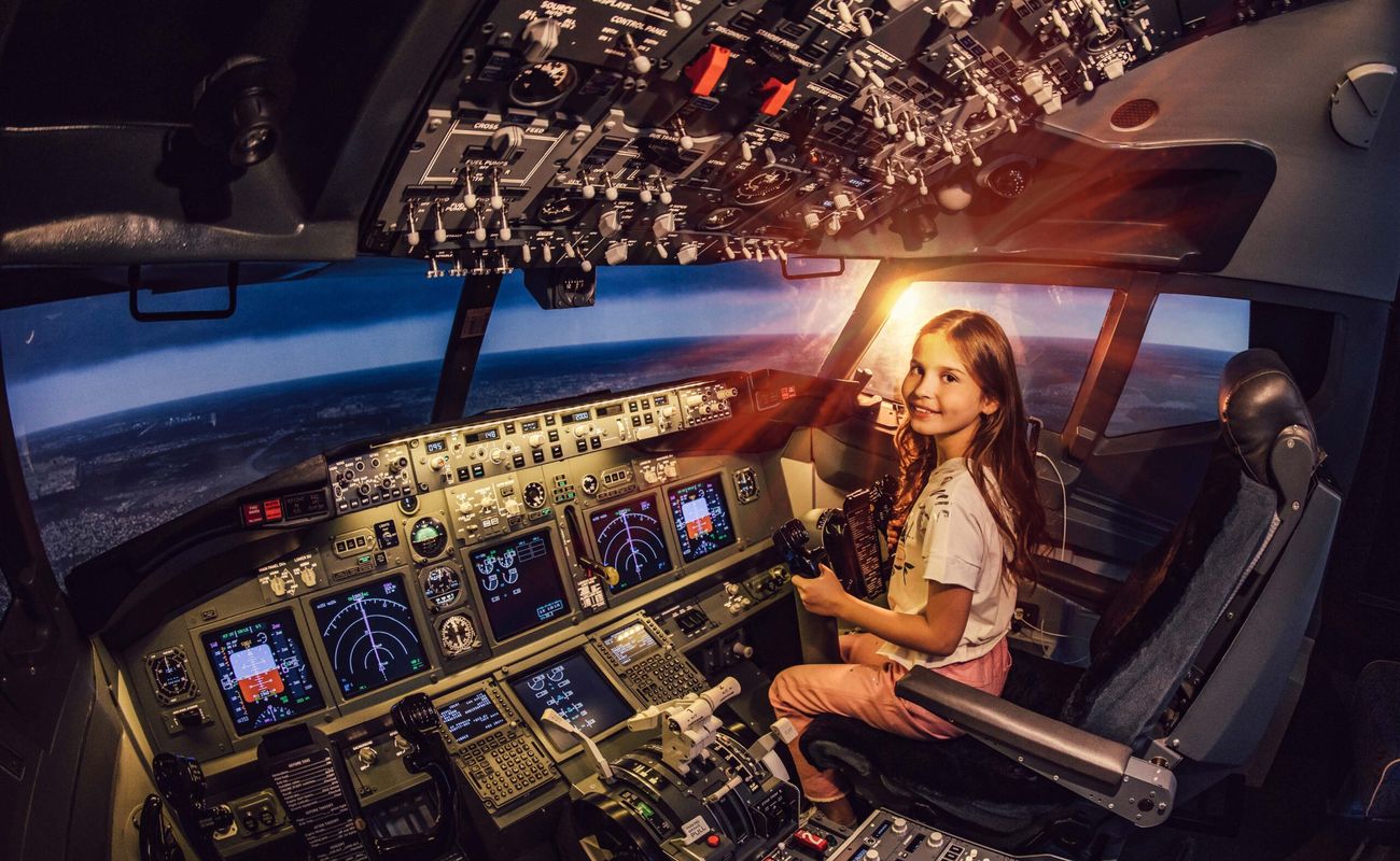 Посидеть за штурвалом громадины-Боинга, взять на себя управление лайнером и подняться в небо над любой точкой мира петербуржцы теперь могут, не покидая землю, — в единственном в городе и втором в России авиа-симуляторе Boeing-737NG. 