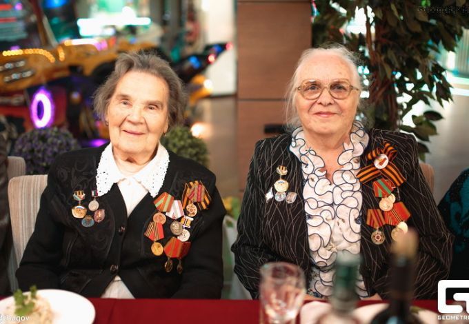 u0412u0435u0442u0435u0440u0430u043du0430u043c u043fu043eu0434u0430u0440u044fu0442 u0431u0435u0441u043fu043bu0430u0442u043du044bu0439 u043eu0431u0435u0434 u0432 u043eu0434u043du043eu043c u0438u0437 u0440u0435u0441u0442u043eu0440u0430u043du043eu0432 u041fu0435u0442u0435u0440u0431u0443u0440u0433u0430