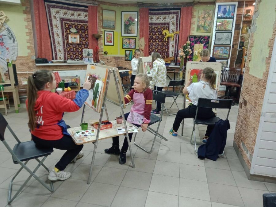 Изостудия Волшебная кисточка проводит занятия по рисованию для детей с использованием необычных техник