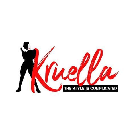 Готовые модели одежды и рабочая зона мастерской Kruella на Петроградской стороне