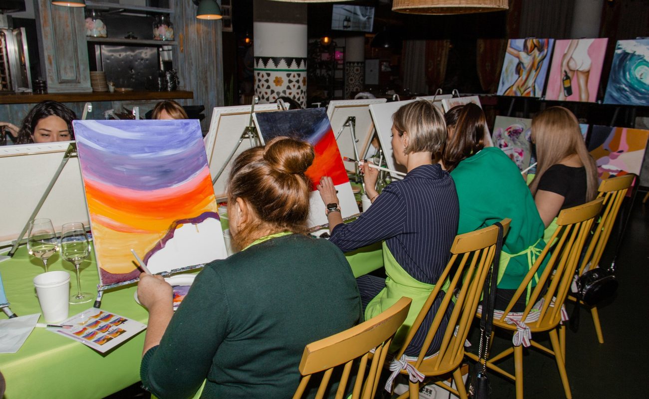 Painty и Art&Wine с бокалом вина, ZuART и техника петри, сеть «Артиста» от 1000 ₽ — 16 студий, где первую картину пишут за вечер без опыта.