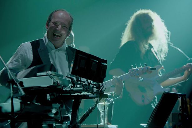 В преддверии Нового года старейший кинотеатр города — Аврора покажет концерт известного оскароностного композитора Ханса Циммера. Он подарил нам завораживающую музыку из фильмов «Гладиатор», «Король Лев», «Код да Винчи» и «Пираты Карибского моря». Петербуржцы увидят яркое концертное шоу Hans Zimmer: Live in Prague.