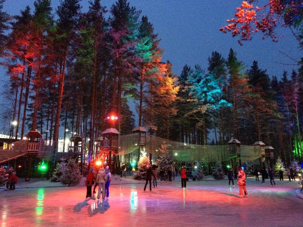 Каток среди леса, рождественские концерты в особняке, сверкающие ярмарки с запахом корицы и глинтвейна, атмосферные кафешки и умопомрачительные декорации улиц — вот они, атрибуты новогоднего Петербурга. Вы без напряга организуете себе насыщенную программу на праздники. Читайте статью Питер Online и сохраняйте 30 классных идей, куда пойти и на что посмотреть в зимние каникулы.