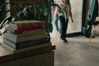 На месте Pizza Point заработало бистро Moa. В меню — микс Греции, Израиля и Испании, в интерьере — морское дно и люстра-медуза.