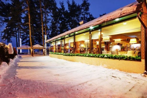 Новогодняя атмосфера уже царит в загородном ресторане&nbsp;RUNO.RU&nbsp;на побережье Финского залива. Уютный зал с панорамными окнами с видом на сказочно-красивое побережье с многовековыми соснами. Блюда Европейской, Восточной и Японской кухни. А в Новогоднюю ночь гостям ресторана обещают показать все 2016 оттенков Счастья.