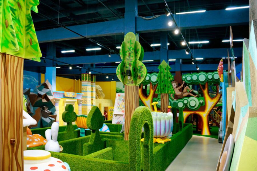 Парки аттракционов, интерактивные музеи, игровые центры, детские театры, кафе с анимацией, батутные парки и контактные зоопарки – куда сходить с ребенком в Петербурге? В подборке 114 мест для семейного отдыха.