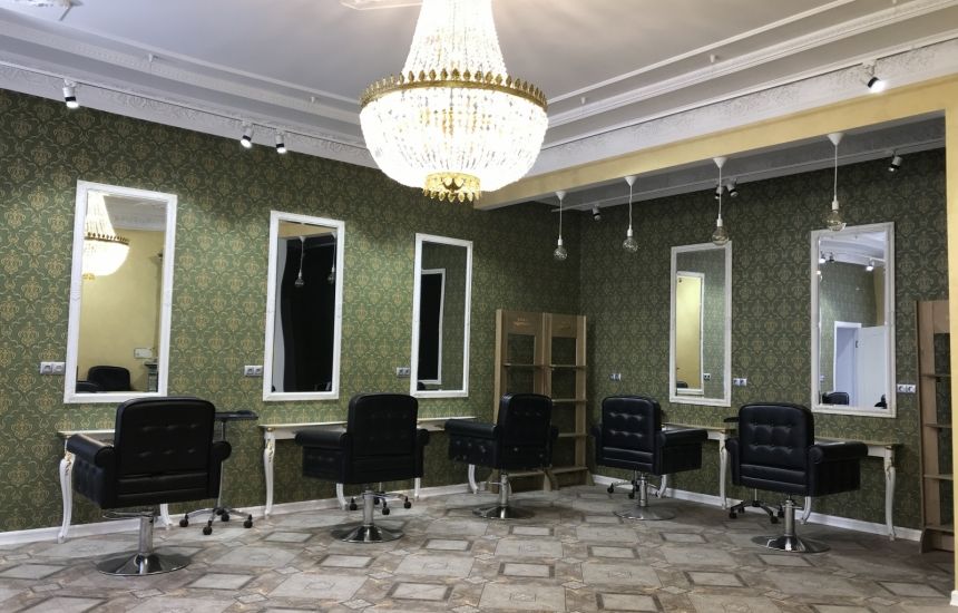 Школа красоты «НЕВСКИЙ 23», расположенная с историческом здании, предлагает всем желающим получить профессию в бьюти-индустрии программы обучения, разработанные ведущими специалистами по шугарингу, визажу, парикмахерскому искусству, массажу и другим направлениям в сфере красоты.