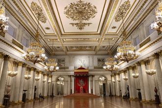 Познакомиться с легендами петербургской подземки, увидеть кирпич с развалин храма Аполлона Дельфийского, приобщиться к современным технологиям, посмотреть на зубров и покормить страусов, а также много другое. Питер Online собрал всю информацию, когда в музеи Петербурга можно ходить бесплатно: