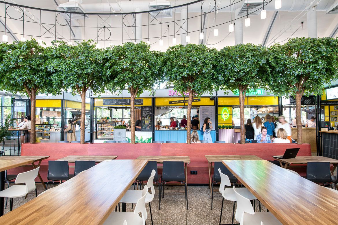 В 2019 году Василеостровский рынок обновился и превратился в место, где история встречается с современностью. Он сохранил свою классическую атмосферу, но теперь предлагает ещё больше возможностей для гастрономических открытий.