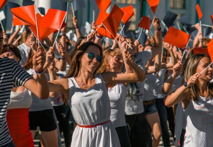 u0414u0435u043du044c u0444u043bu0430u0433u0430 u043eu0442u043cu0435u0442u044fu0442 u0442u0430u043du0446u0430u043cu0438 u043du0430 u0414u0432u043eu0440u0446u043eu0432u043eu0439 u043fu043bu043eu0449u0430u0434u0438