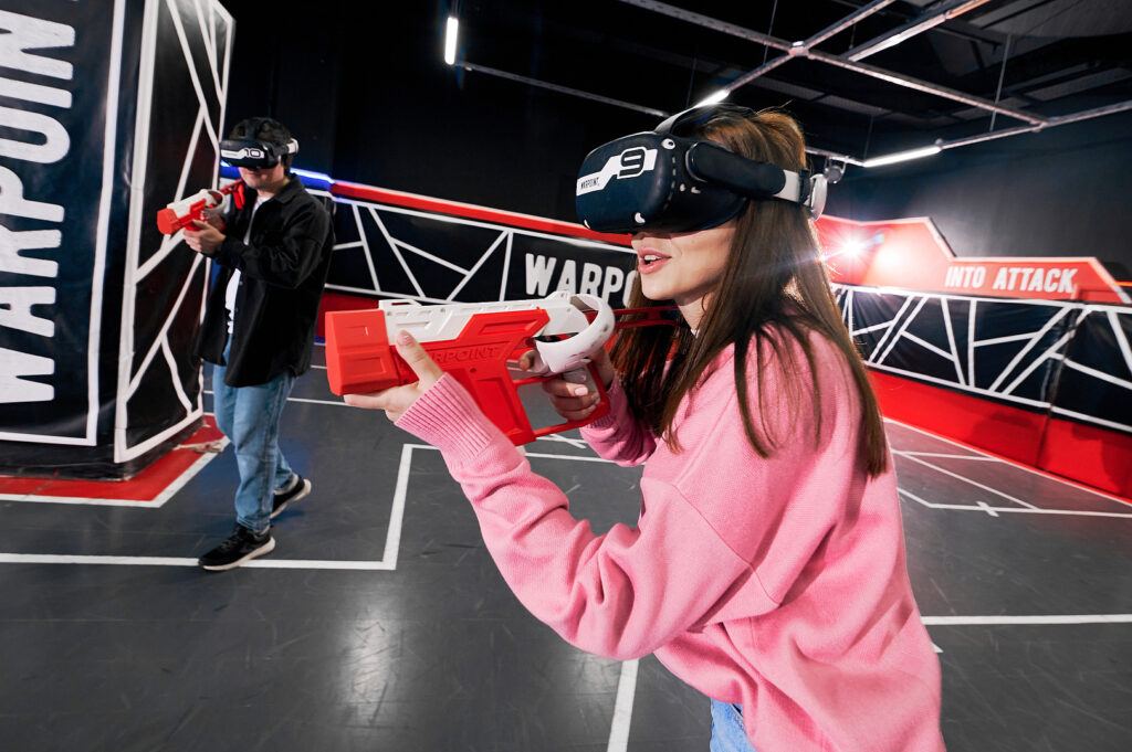 Игроки в VR-шлемах на большой арене WARPOINT с беспроводным оборудованием