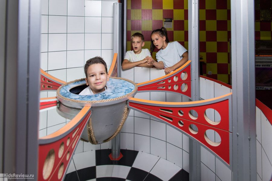 Интерактивные научные экспонаты в парке чудес Галилео, демонстрирующие законы физики