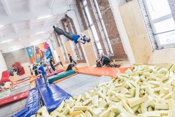 u0421u043fu043eu0440u0442u0438u0432u043du043e-u0442u0430u043du0446u0435u0432u0430u043bu044cu043du044bu0439 u043au043bu0443u0431 u0441 u0431u0430u0442u0443u0442u0430u043cu0438 Bump!