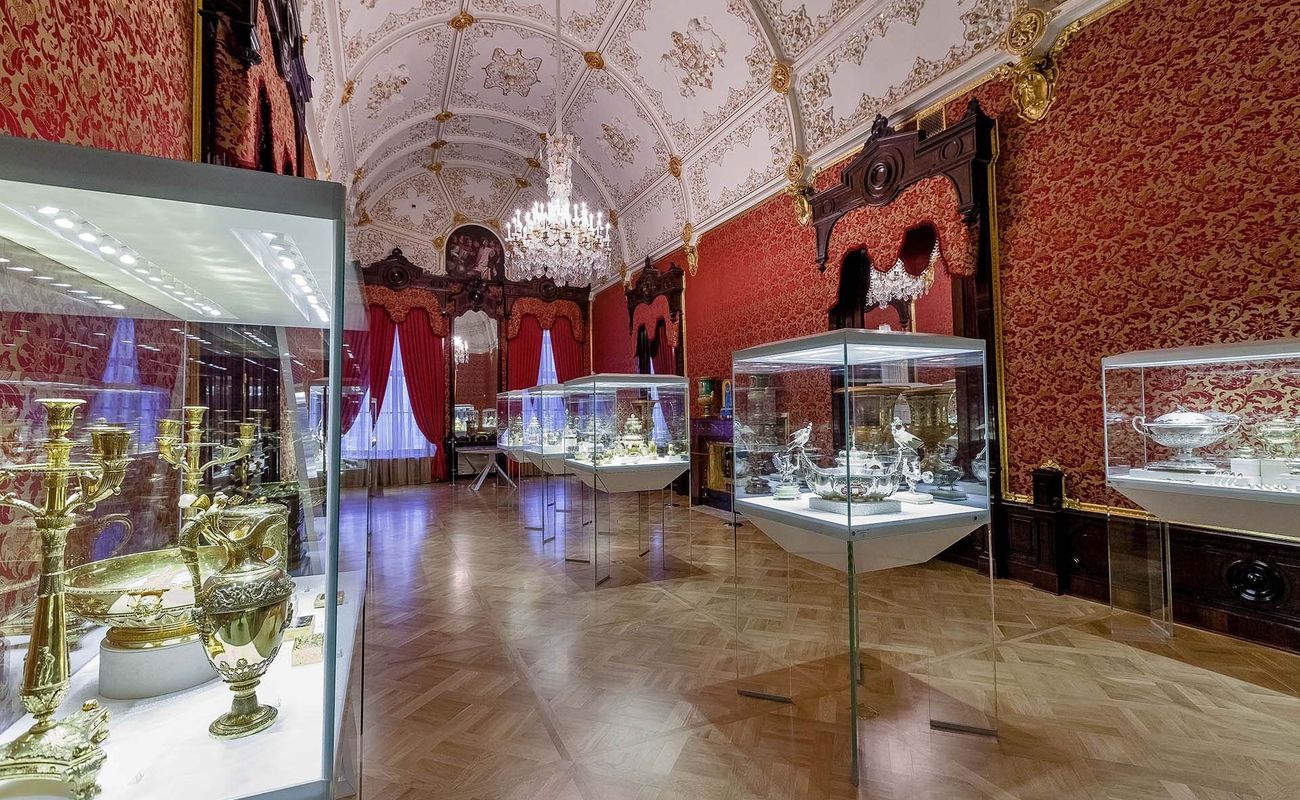 Музей Фаберже расположен в Дворце Нарышкиных-Шуваловых в двух шагах от метро Гостиный двор и Маяковская, на набережной Фонтанки. В коллекции музея находятся наиболее яркие и важные экспонаты русского ювелирного искусства 19 и 20 веков. В том числе 9 императорских пасхальных яиц, созданных фирмой Карла Фаберже.