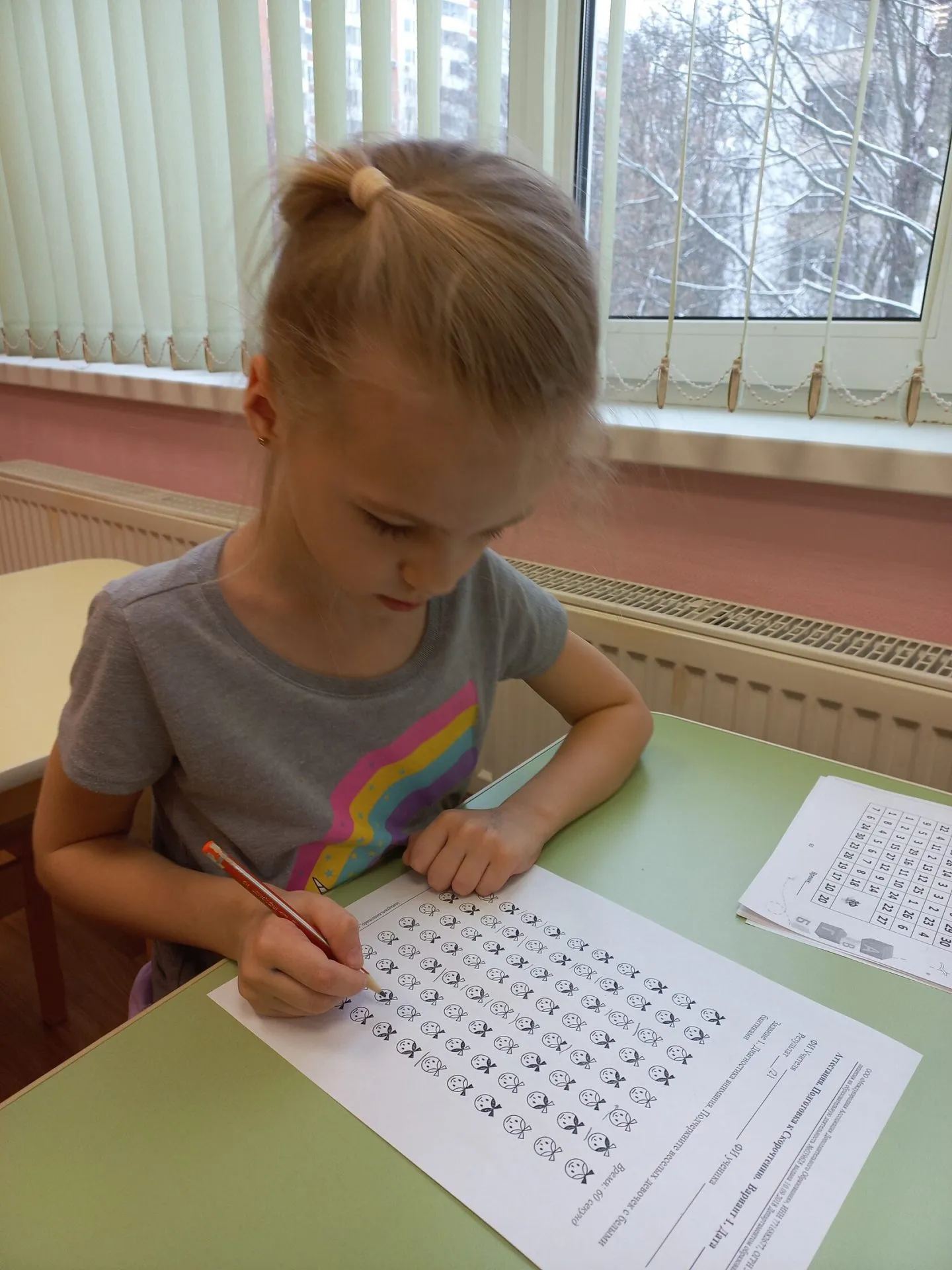 Девочка выполняет упражнение по скорочтению за столом в школе Schoolford