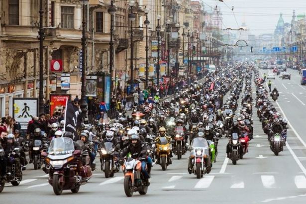 7 мая тысячи грохочущих мотоциклов промчатся по центральным магистралям Петербурга и откроют новый мотосезон в Северной столице. В программе мероприятия ожидаются сумасшедшие мототрюки, большой музыкальный фестиваль и множество других развлечений.&nbsp;