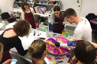 Порой цветовые переходы и восхитительные смешения оттенков могут передать больше эмоций, чем чёткий сюжет. Если вы восхищались в детстве тем, как волшебно растекались краски по влажной поверхности листа, то мастер-классы по абстрактной живописи в технике жидкого акрила в студии живописи ZuART могут стать для вас новым шагом на творческом пути и наполнить вдохновением.