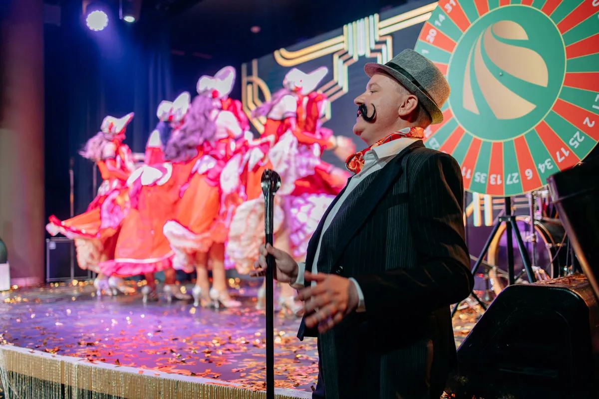Иммерсивное шоу Event-Театра на сцене в Санкт-Петербурге