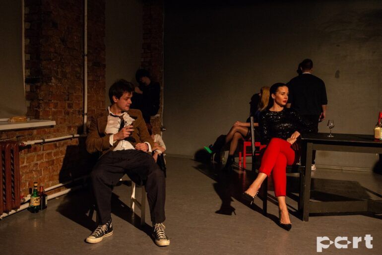 Освоить творческую профессию, раскрыть навыки артиста, избавиться от зажимов и стеснения — для актерских курсов нет ничего невозможного. Здесь учат сценическим движениям, погружению в образ, импровизации, правильной и красивой речи. Питер Online собрал подборку театральных студий, которые пробудят в вас талантливого актера.