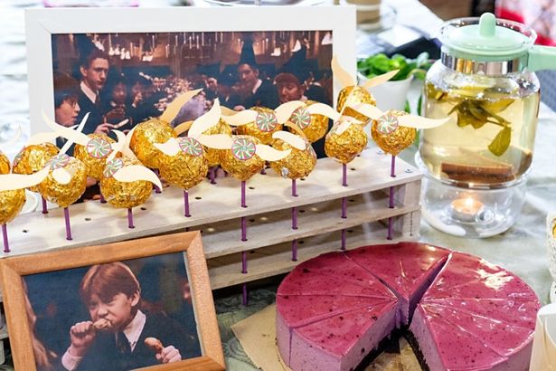 13 октября в Креативном пространстве ТКАЧИ на фестивале КиноКухня на один день соберутся ресторанчики, путешествуя между которыми можно попробовать блюда из кинолент разных времен на вкус. Еда, представленная на фестивале, будет повторять блюда из популярных фильмов, сериалов и мультфильмов.