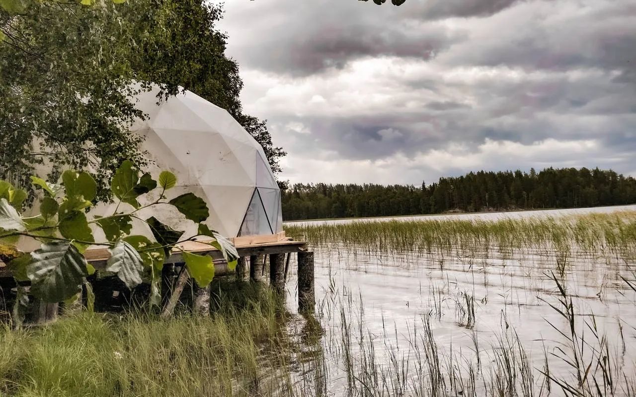 Sky Wood Hills на 40 гектарах, геокуполы Веззики на Ладоге, А-фреймы от 6000 ₽ под Приозерском — 12 глэмпингов с баней и купелью у воды.