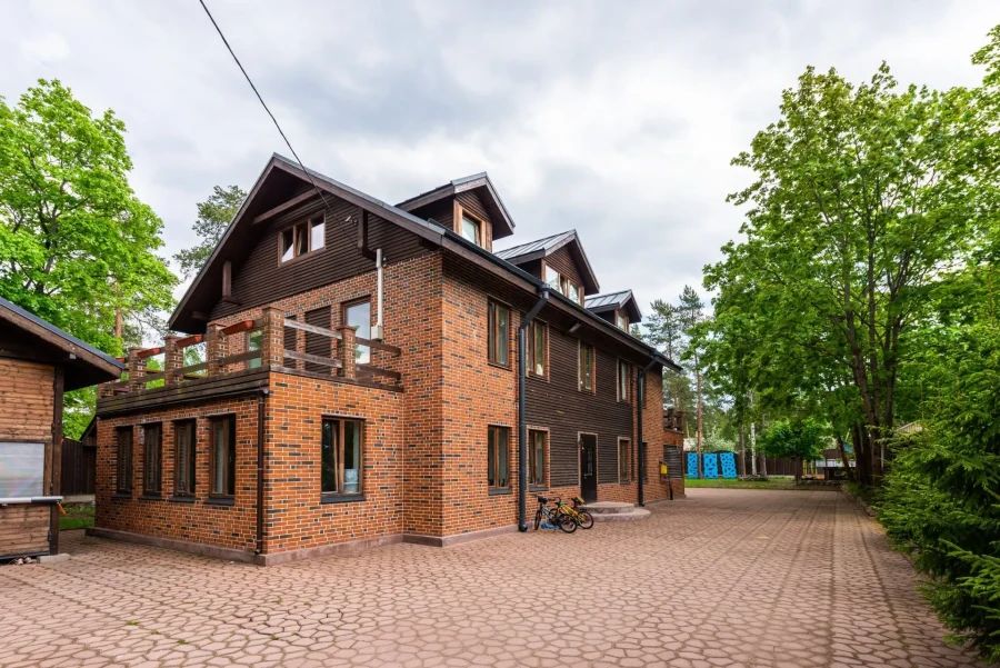 Например, в школе Priviata внимание уделяется игровым подходам и развитию критического мышления и креативности. Лицей «Паскаль» и школа «Аксон» подчеркивают важность индивидуального подхода и всестороннего развития учеников. В школе «Деловая волна» сочетаются российские и британские образовательные стандарты, а «Тет-А-Тет» привлекает сильным акцентом на творчество и искусства, в то время как «Артхелло Атлас» привлекает полным учебным днем до 19:00 и собственным бассейном. Эти и другие частные школы Петербурга обеспечивают высокий уровень обучения и подготовку к современной жизни.