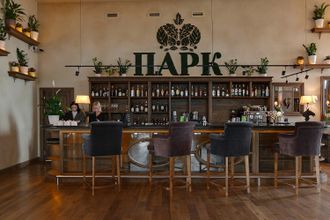 Недалеко от Полюстровских прудов находится элитный ресторан «Парк» с панорамными видами на сквер, Неву и Смольный собор. Место подходит как для семейного ужина, так и для просмотра футбольных матчей: здесь есть и летняя терраса и детская комната и плазмы, обозреваемые из любой части зала, а интерьер выполнен в приятных светлых тонах с большим количеством дерева.