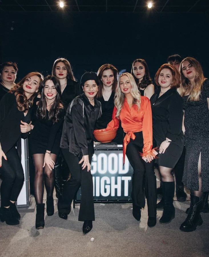 Проект Good Night Show предлагает необычный формат праздников для компаний. Гостей ждут командные игры по мотивам популярных ТВ- и YouTube-шоу с ведущим, диджеем и атмосферой настоящей телевизионной студии.
