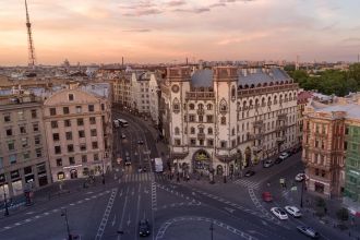 Район с двойным дном. Утром — особняк балерины, любовницы императора. Вечером — подвал котельной, где Цой писал песни между сменами. Петроградская сторона соединяет имперский модерн и ленинградский андеграунд, мечеть с бирюзовым куполом и граффити во дворах. Этот маршрут — 6,5 километров через три эпохи: от Серебряного века до рок-клуба.