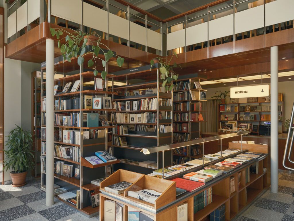 Вместо офиса и дома — комфортные и стильные рабочие пространства, где только вы, тишина и ноутбук. Ну и еще пара-тройка горящих дедлайнов, куда же без них. Питер Online составил подборку мест, где можно спокойно поработать, устроить совещания, провести занятия и подготовиться к экзаменам.