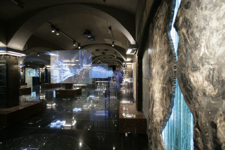 Откройте самые умные музеи Петербурга: интерактивные выставки, познавательные экспозиции и уникальные пространства для детей и взрослых.