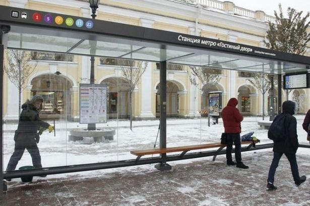 Остановка, оснащённая Wi-Fi и восемью USB-портами для подзарядки мобильных телефонов или планшетов, появилась на Невском проспекте. Помимо беспроводного интернета, остановка была оснащена видеонаблюдением и электронным таблом, с помощью которого петербуржцы и гости города смогут узнать время прибытия нужного им транспорта.