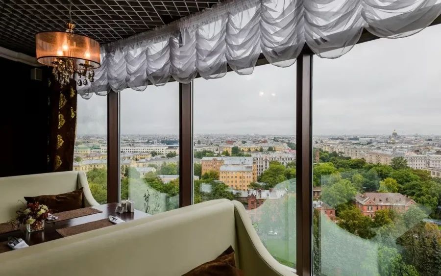 В 16:15 солнце касается горизонта Финского залива, и весь зал на 15 этаже замирает у окон. Панорамный ресторан в бизнес-центре на 26-й линии Васильевского — место для тех, кто ценит вид больше суеты. Средний чек 3000-4000₽.