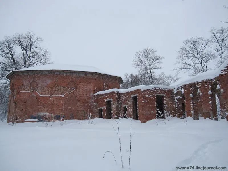 Заснеженные тропинки Баболовского парка с видом на руины Баболовского дворца
