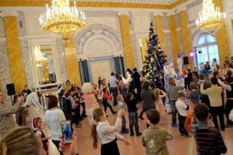 Целое сказочное путешествие ждёт гостей ёлочки прямо от отеля «Балтийская Звезда»: всех будут встречать роскошные лимузины, которые доставят по зимнему парку прямо во дворец.