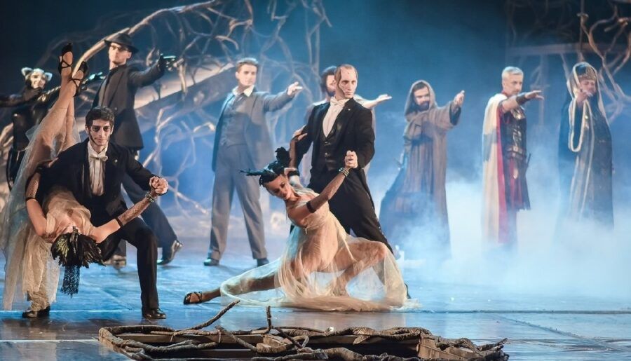 Новый театр «LDM. Новая сцена» на Песочной набережной является одним из немногих частных музыкальных театров в России и единственным в Санкт-Петербурге, который после последней реконструкции стал идеальным местом для мультимедийных мюзиклов и шоу. Зал театра рассчитан на 1204 места, оборудован по последнему слову техники, имеет уникальную архитектуру и акустику, создающую волшебную атмосферу для зрителей.