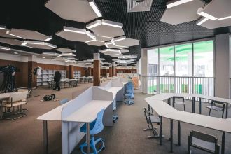 В Петербурге растет запрос на образование, выходящее за рамки стандартов. Частные школы давно перестали быть просто местом с меньшим количеством учеников и большей оплатой — теперь это образовательные пространства нового формата, где развивают не навыки зубрежки, а критическое мышление, креативность и самостоятельность. Рассказываем о десяти элитных образовательных проектах Петербурга, где классические знания сочетаются с современными методиками и международными стандартами.