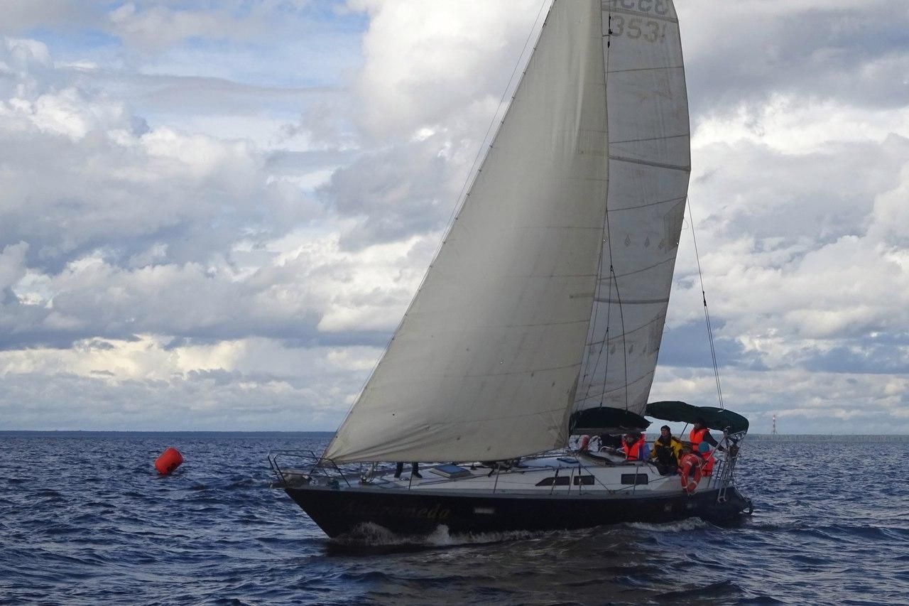Огромные паруса, плеск волн и морской бриз — в Северной столице предлагают отметить летнюю погоду прогулкой по устью Невы и Финскому заливу, встретить огромные лайнеры и приобщиться к яхтингу. 10 часов прогулки по водным широтам близ Петербурга, на большой парусной яхте, с высадкой на форт Константин, обойдутся 3000 рублей с человека. Но, поверьте, это того стоит.&nbsp;