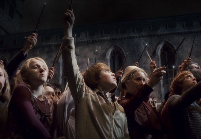 u041fu0435u0442u0435u0440u0431u0443u0440u0436u0446u044b u0440u0430u0437u044bu0433u0440u0430u044eu0442 u0441u0446u0435u043du0443 u0438u0437 u00abu0413u0430u0440u0440u0438 u041fu043eu0442u0442u0435u0440u0430u00bb u0432 u043fu0430u043cu044fu0442u044c u043eu0431 u0410u043bu0430u043du0435 u0420u0438u043au043cu0430u043du0435