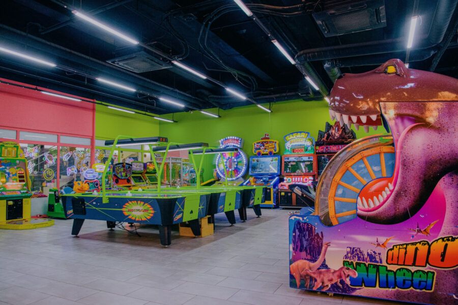 Парки аттракционов, интерактивные музеи, игровые центры, детские театры, кафе с анимацией, батутные парки и контактные зоопарки – куда сходить с ребенком в Петербурге? В подборке 114 мест для семейного отдыха.