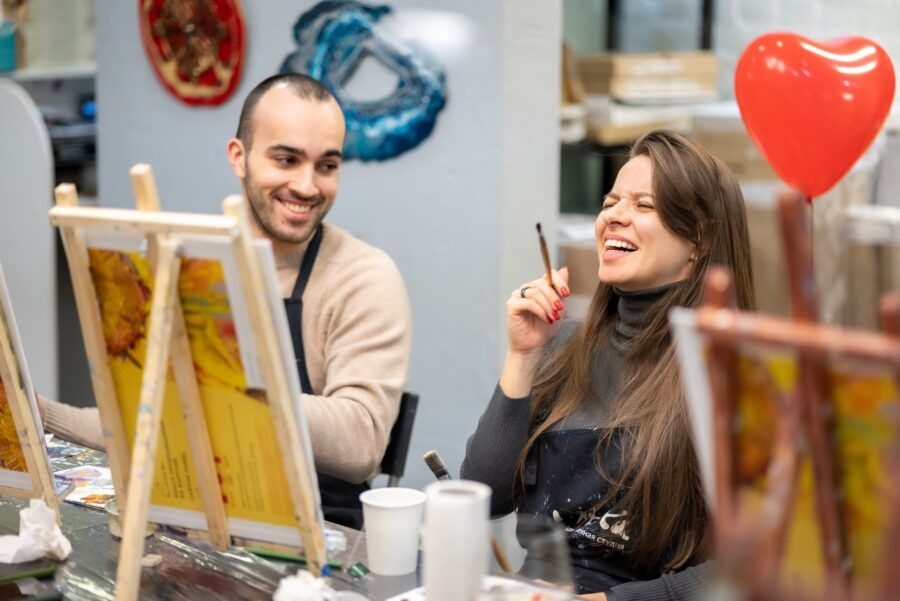 Когда прогулки по городу и вечера с роллами и фильмами надоели, пригласите свою вторую половину на творческий мастер-класс. Вместе вы нарисуете интерьерную картину, слепите глиняную посуду, разучите танец и сварите собственную шоколадную плитку. Читайте подборку, чтобы узнать обо всех мастер-классах, где можно интересно провести время и признаться в чувствах.