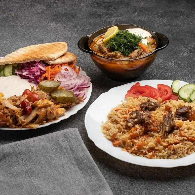 Шаверма в Петербурге — это не просто еда, а часть городской культуры. Мы проверили десятки заведений и отобрали только те, где действительно вкусно готовят и куда стоит ехать. В этом гиде — только работающие места с актуальными ценами и адесами.